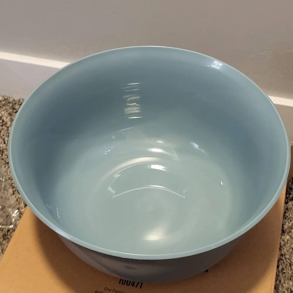 Pampered Chef Blue and White 4-Qt Mixing Bowl